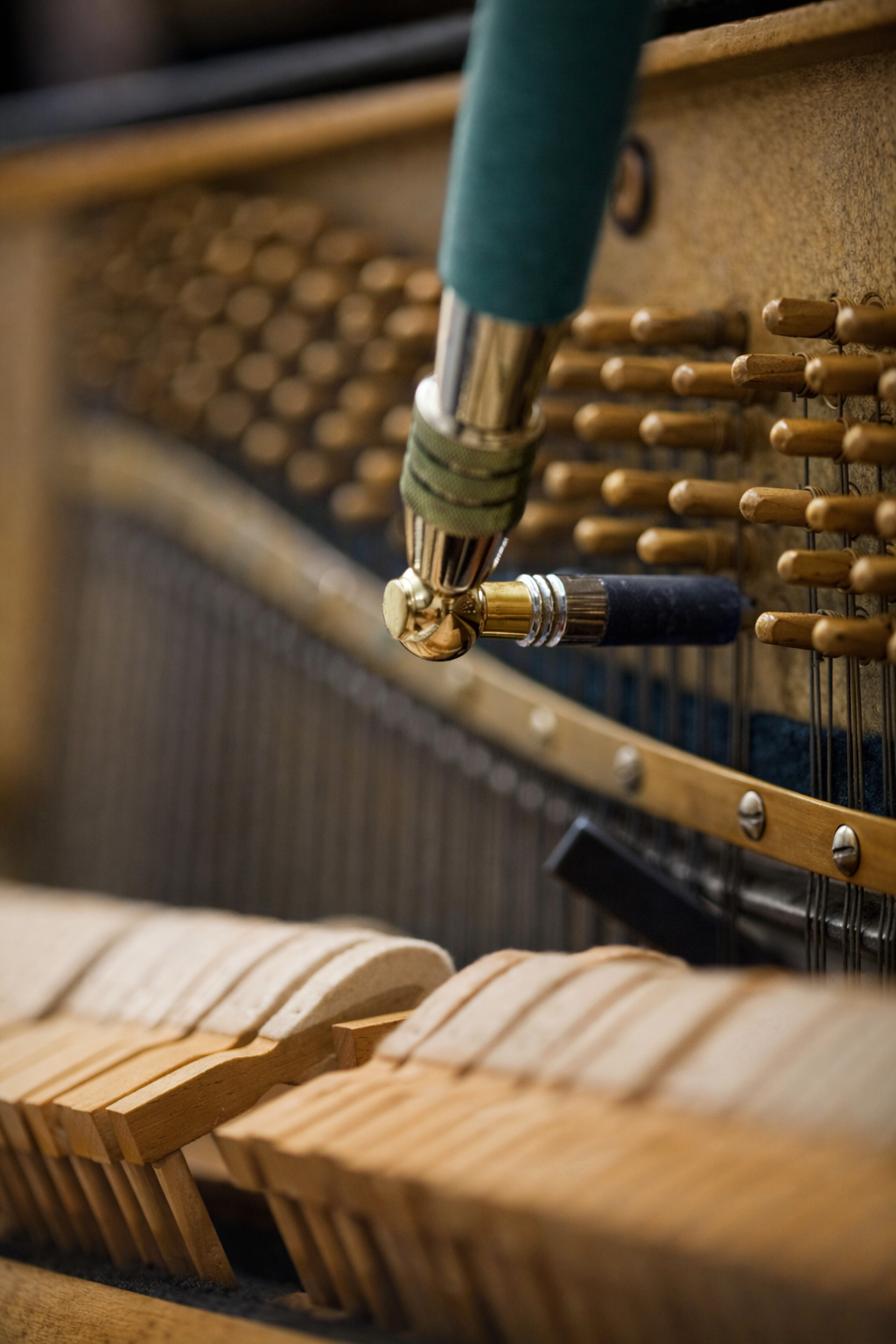 Piano tuning handle on strings